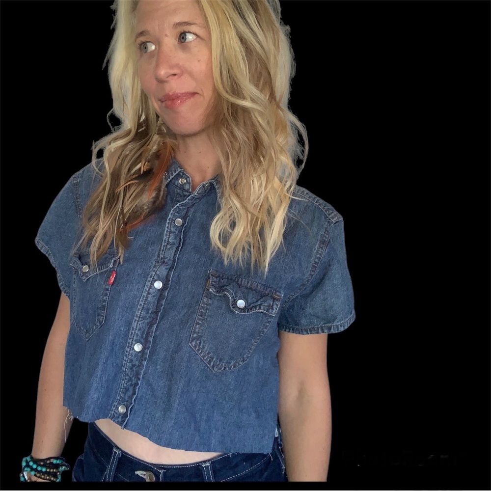 Levi’s Perl Snap Button Crop Top. Cap sleeves,Raw edge & 2 pockets on Front.